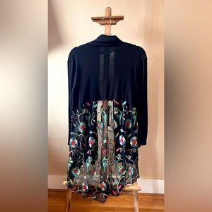 Light weight duster. Size medium by Kim & cami